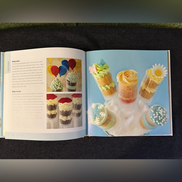 Bake Me Im YoursPush Pop Cakes: Fun Designs & 22 Plastic Cake Push Up Containers - Picture 3 of 5